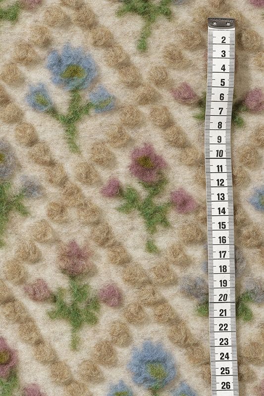 Walkstoff mit Muster ,,Alpenblume" in weiß, braun und blau aus Wolle und bio Baumwolle (kbA) mit Maßband