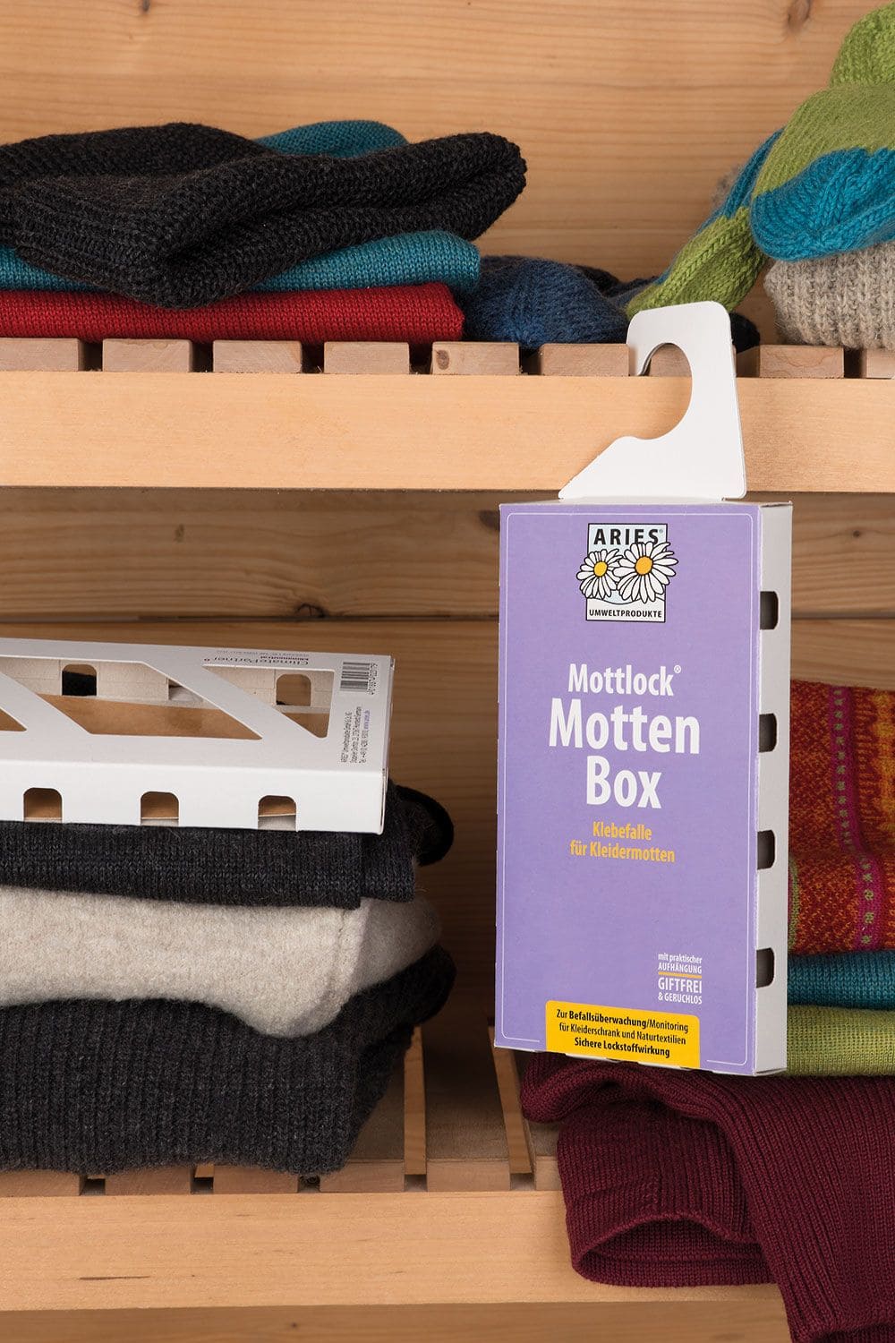 Mottenbox Aries Anti Mott Mottenbox Klebefalle gegen Kleidermotten in lila Karton in Kleiderschrank hängend