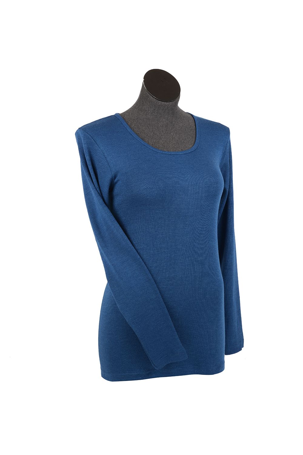 blaues unifarbiges Langarmshirt aus bio Wolle (kbT) und Seide an Schneiderpuppe