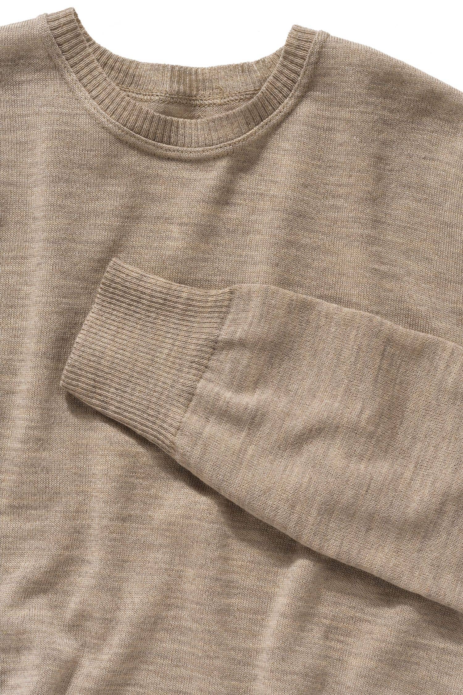 Detailaufnahme der Bündchen des feinen sandfarbenen Wollpullover aus bio Wolle (kbT) vom Finkhof