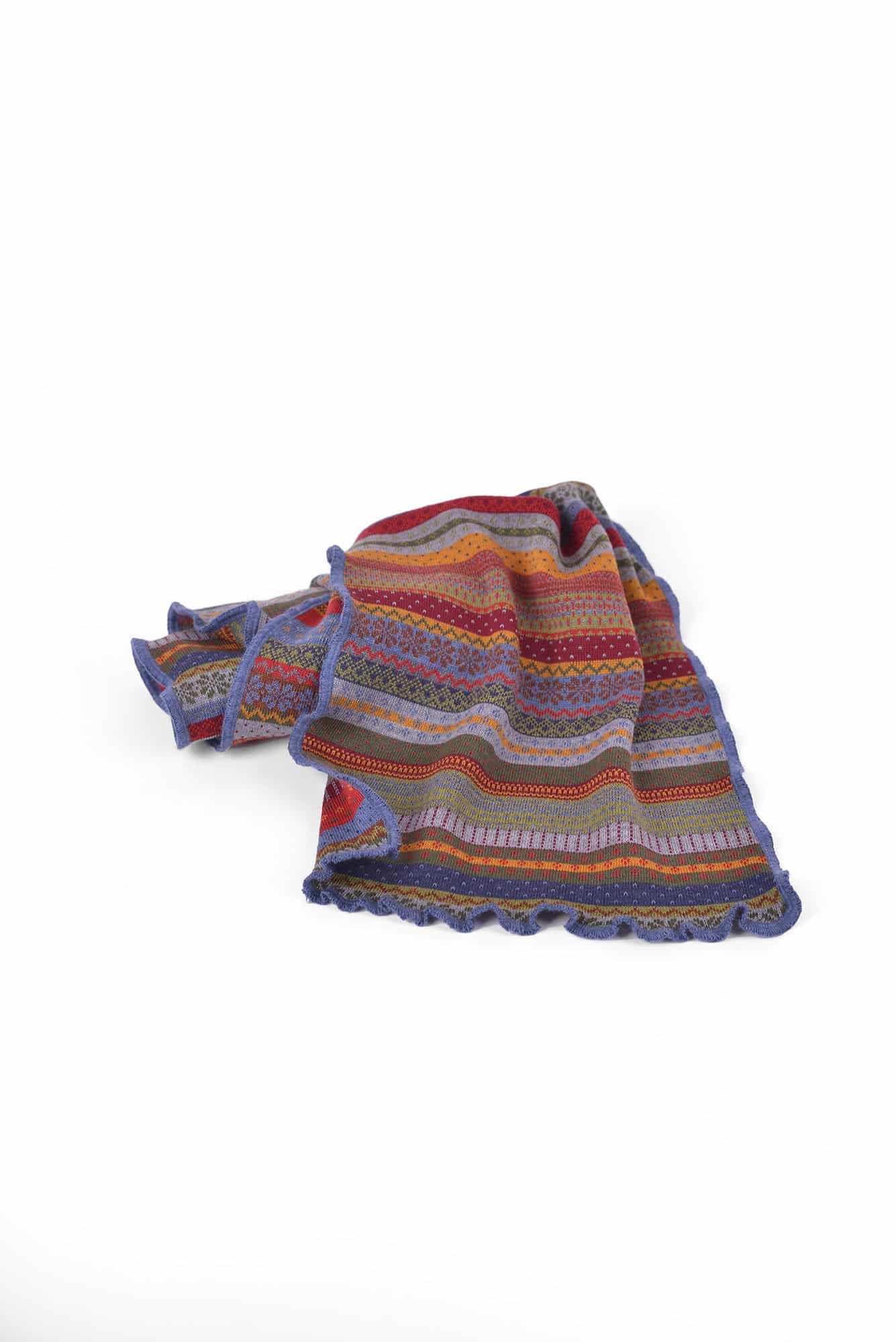 gemusterter Schal Oslo aus Schurwolle liegt auf weißem Untergrund