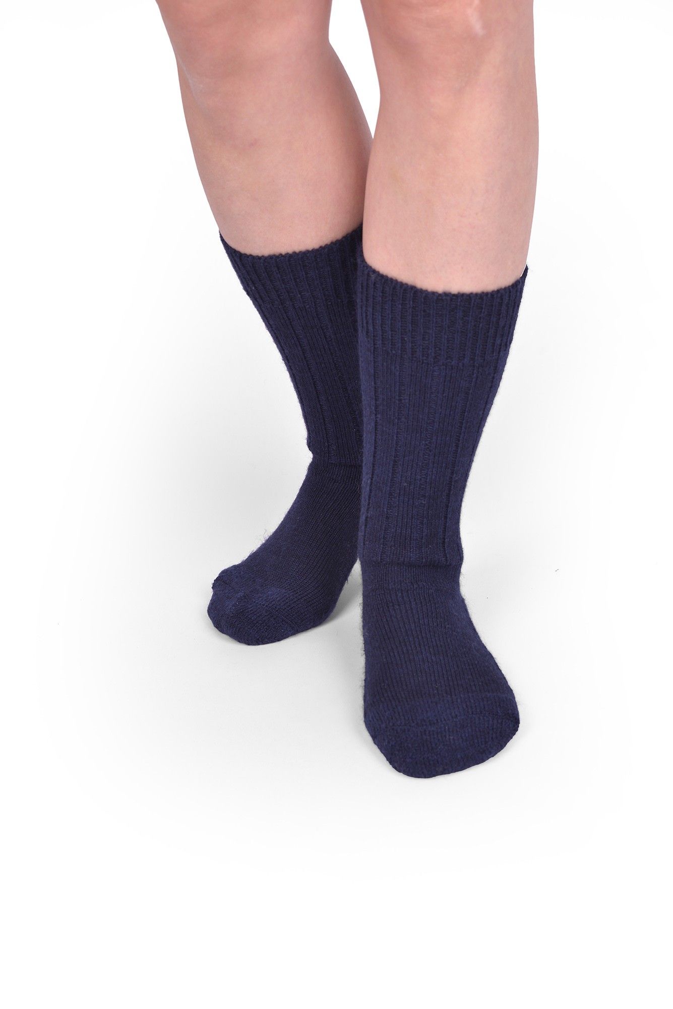 Trekking-Socken aus Bio-Schurwolle Person trägt marineblaue Trekking-Socken aus bio Wolle (kbT) und bio Baumwolle (kbA), von vorne