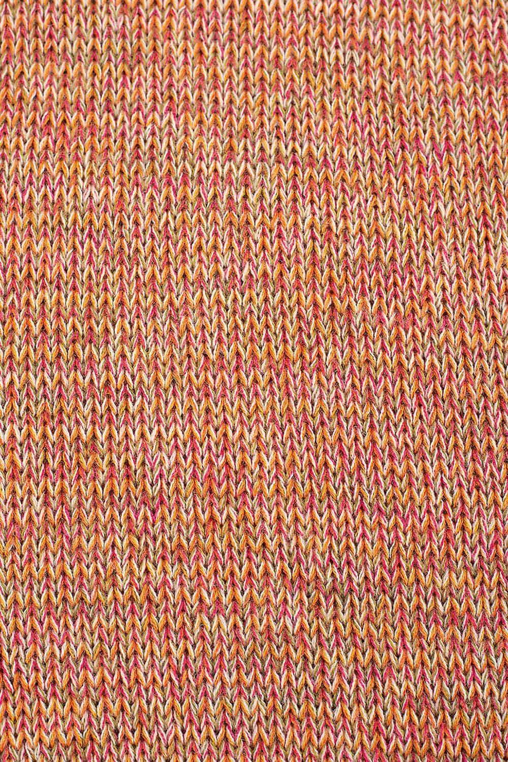 Detailfoto vom Strickmuster des orangemelierten Pullunder aus bio Wolle (kbT)