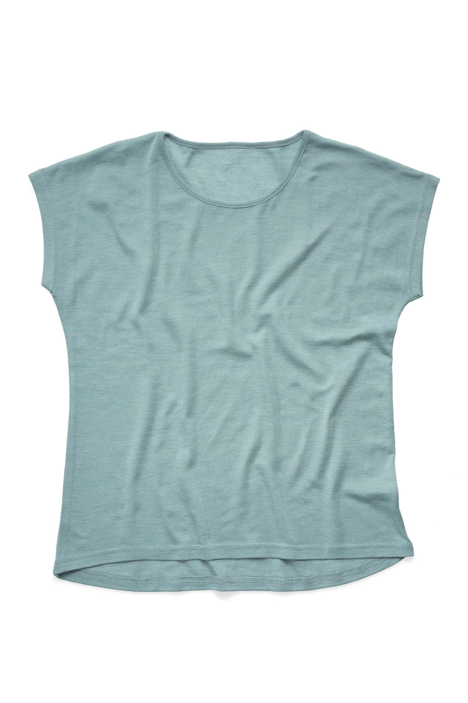 Pastellblaues Oversize Shirt aus Bio-Wolle und Seide mit GOTS Zertifizierung, Freisteller