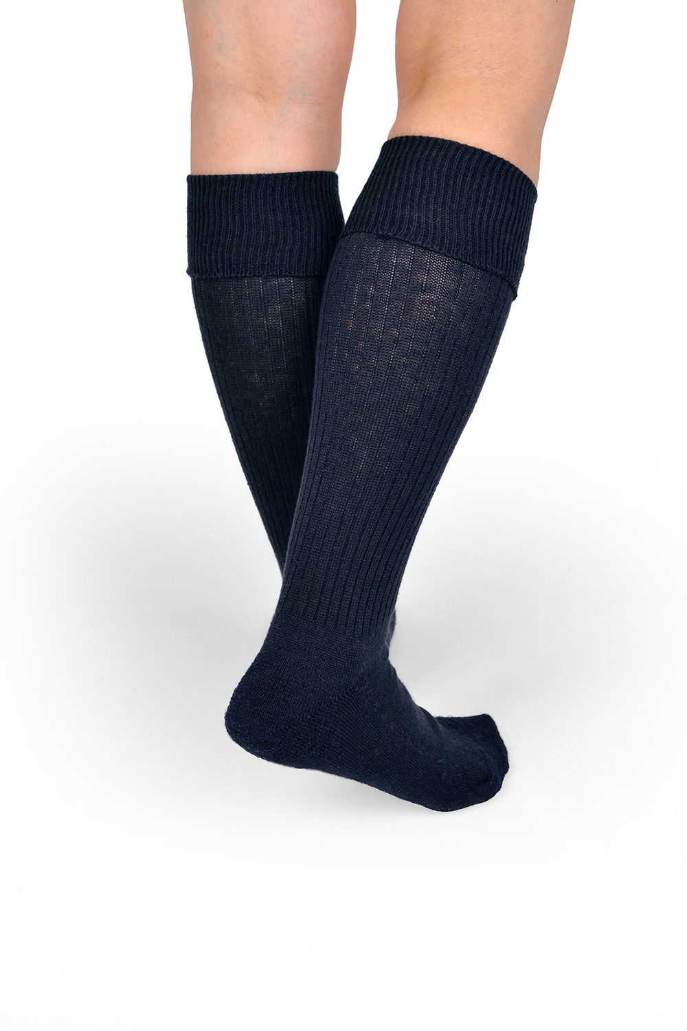 Person trägt marineblaue warme Kniestrümpfe aus bio Wolle (kbT), Baumwolle (kbA), Elasthan vom Finkhof, von hinten
