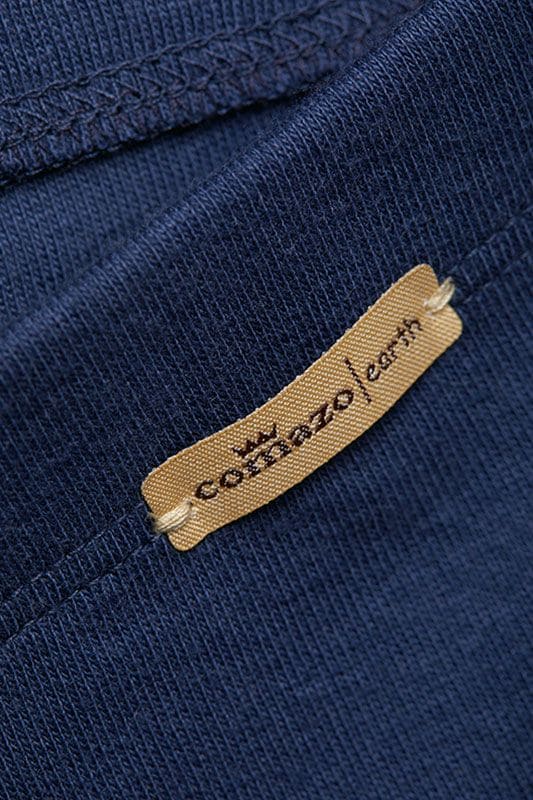 Detailaufnahme vom Etikett der marineblauen Pants für Herren aus bio Baumwolle (kbA)