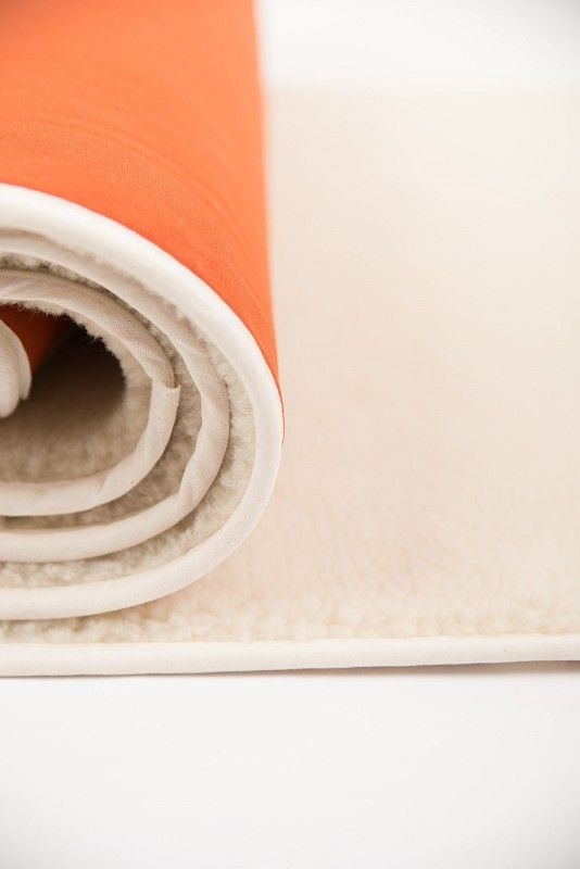Nahaufnahme von oranger aufgerollter Meditationsmatte aus bio Baumwolle (kbA) und Schurwolle