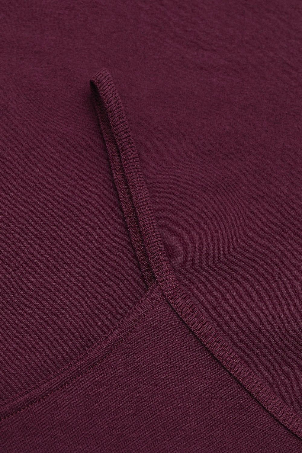 Detailaufnahme von den Trägern des weinroten Trägerhemds aus bio Baumwolle (kbA)