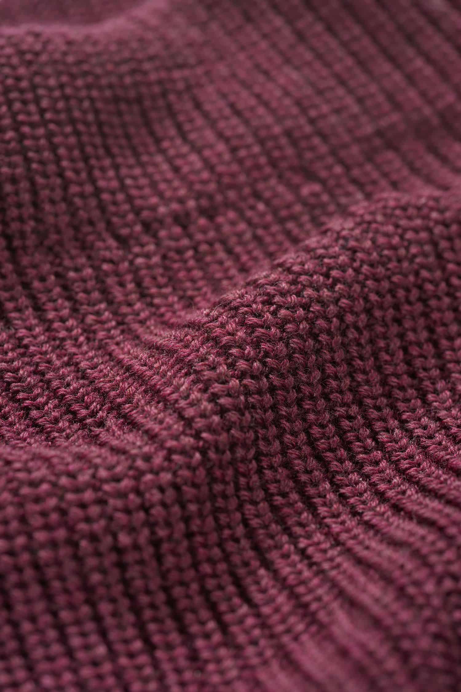 Nahaufnahme vom Strickmuster des burgunderroten Pullunder aus bio Wolle (kbT) vom Finkhof