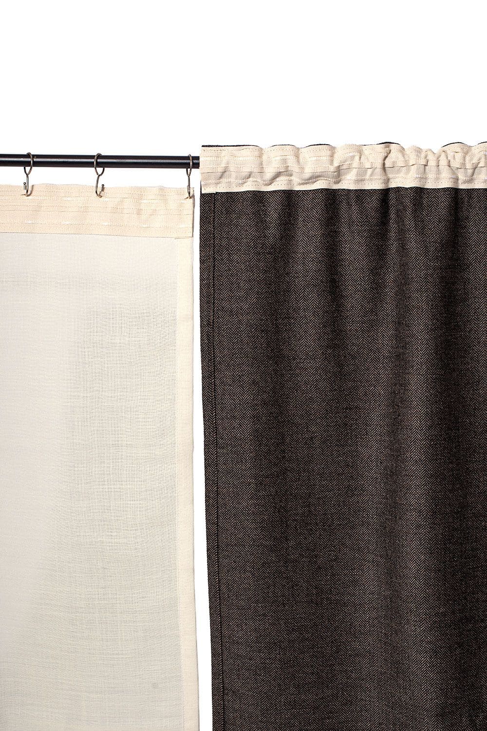 zwei hängende Gardienen in naturweiß und anthrazit mit Gardienenband naturweiß in Nahaufnahme