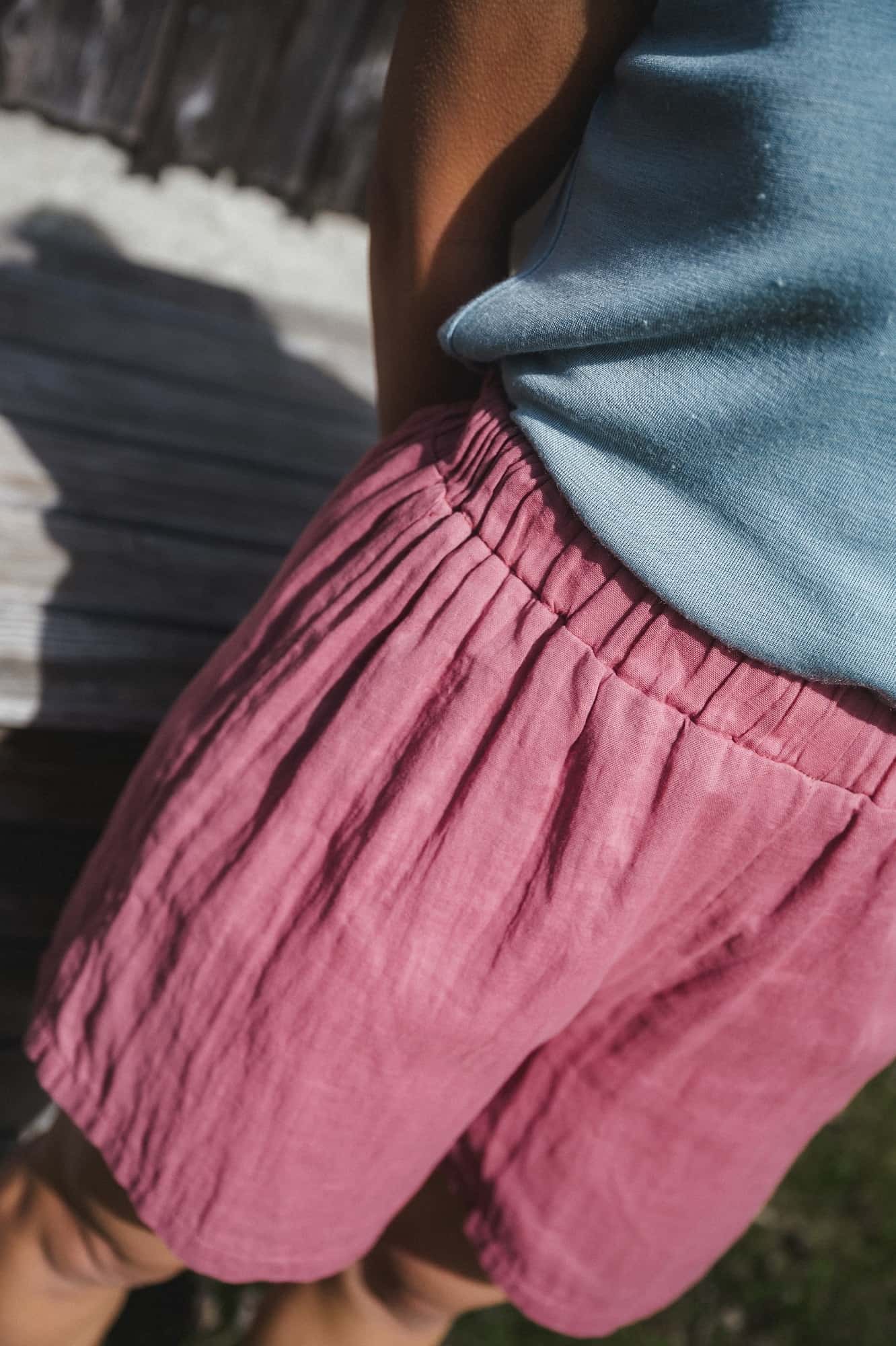 Nahaufnahme vom Gummibund der luftigen Shorts aus Bio-Baumwoll-Musselin (kbA) in altrosa vom Finkhof