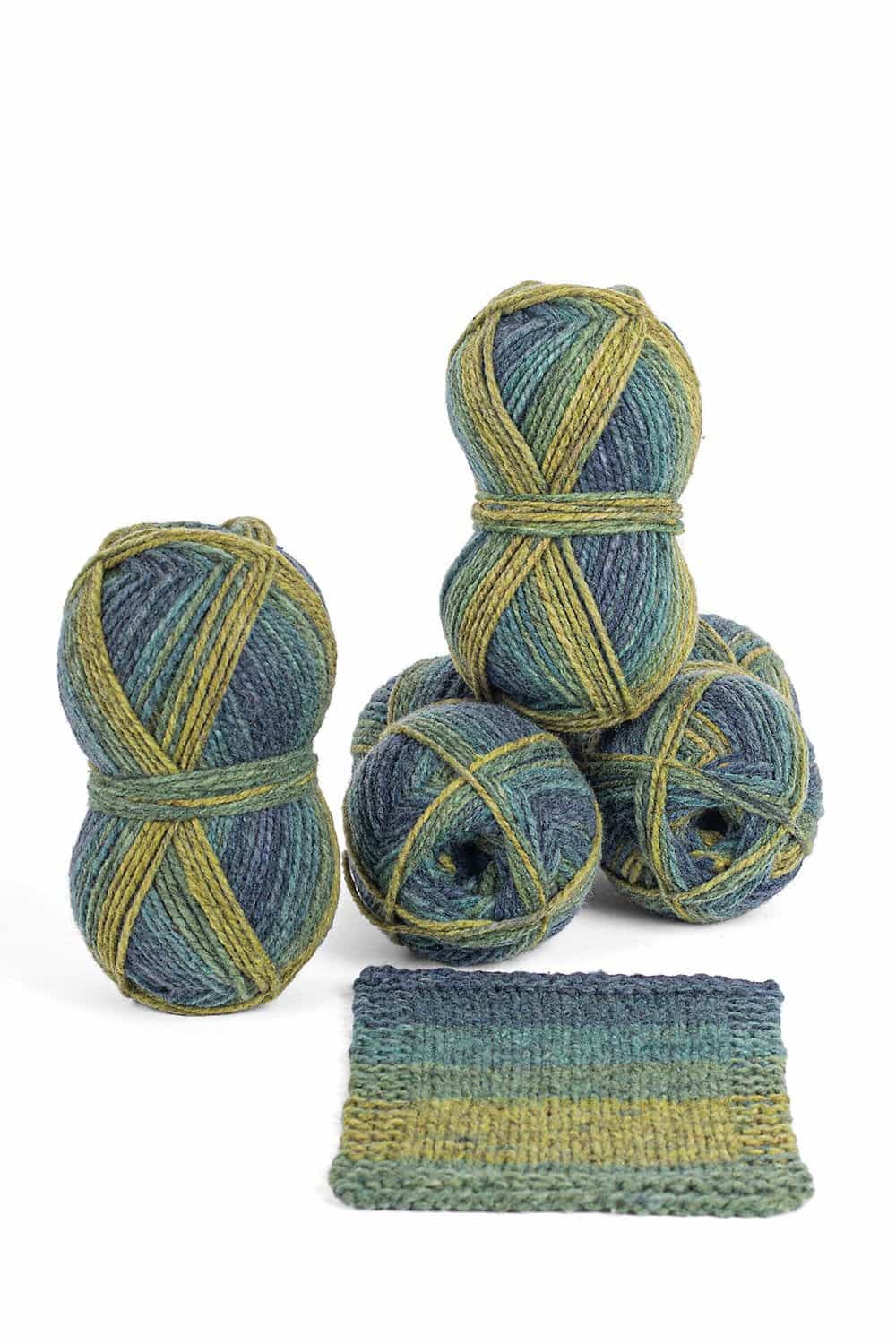 Finkhof Merinowolle dick Farbverlauf blau/grün dicke Merinowollknäule vom Finkhof mit blau grünem Farbverlauf aus bio Wolle (kbT), Freisteller mit Strickstück