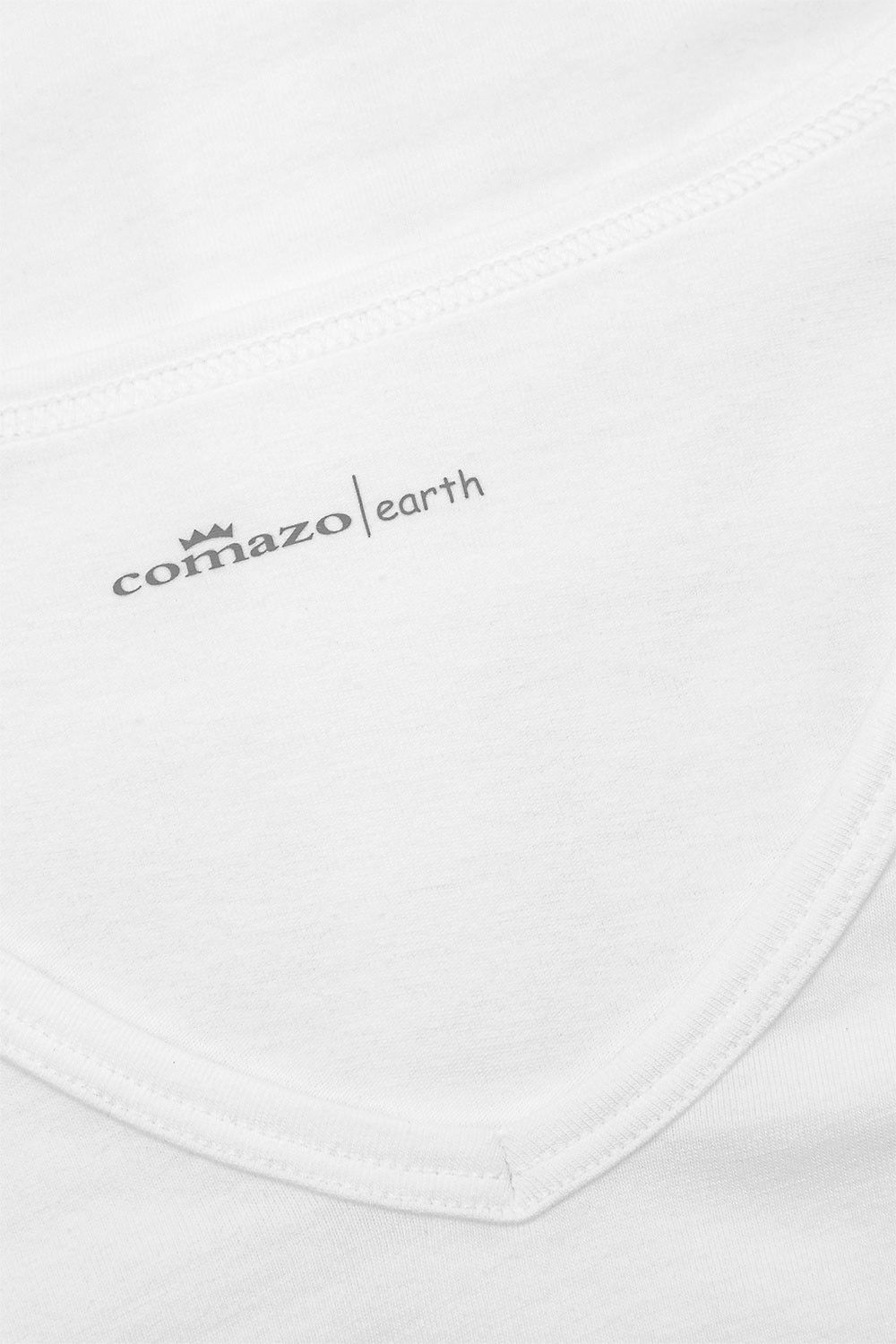 Detailaufnahme vom Druck des Firmennamen auf dem weißen Kurzarmshirt aus bio Baumwolle (kbA) und Elasthan mit V Ausschnitt