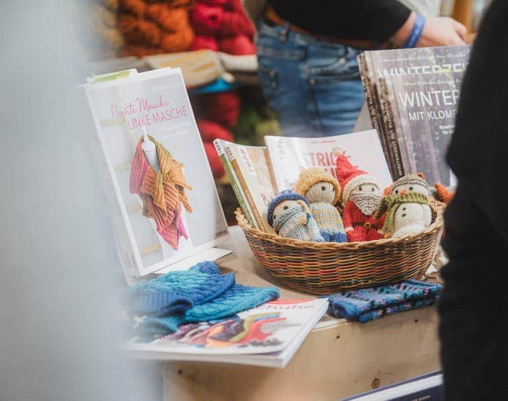 Finkhof Messestand mit Büchern und kleinen Häkelfiguren