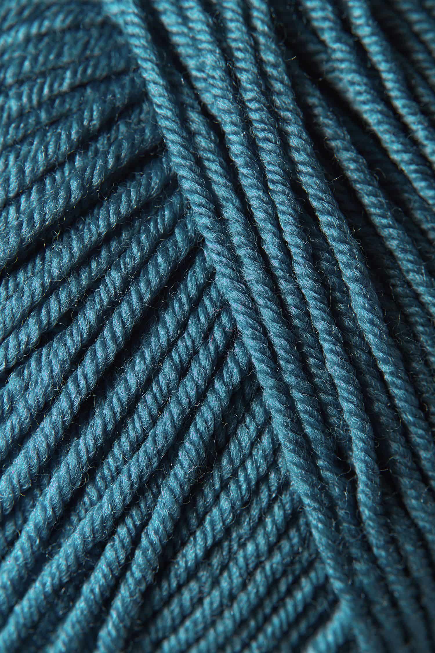 Nahaufnahme von Finkhof Merinowolle Weich&Warm in rauchblau aus bio Wolle (kbT)