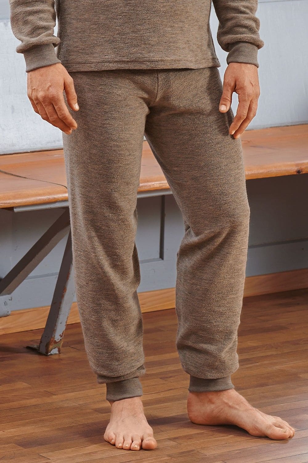 Mann trägt walnussbraune Wollfrotte-Schlafanzughose aus bio Wolle (kbT)