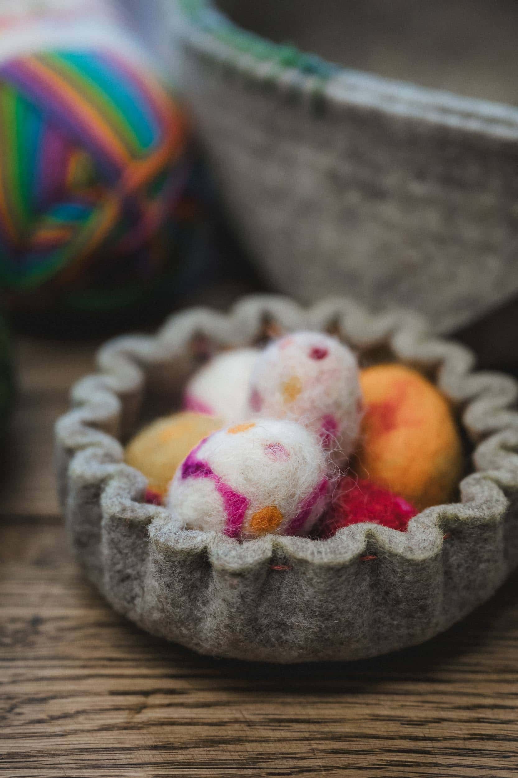 Rundes Finkhof Osternest mit bunten Filzostereiern aus der Finkhof-Märchenwolle