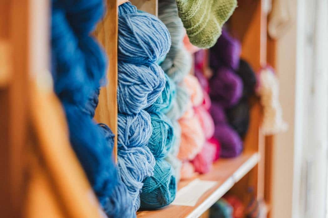 Bunte Wollgarne im Hofladen beim Finkhof