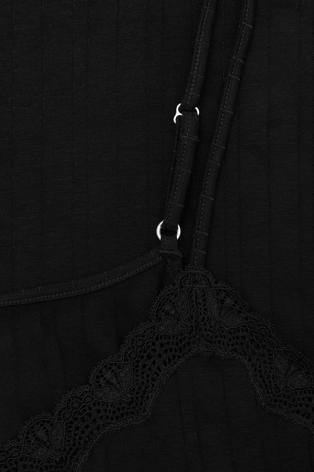 Detailftoto der Spitze von schwarzem Trägerhemd mit Spitze aus bio Baumwolle (kbA) und Elasthan