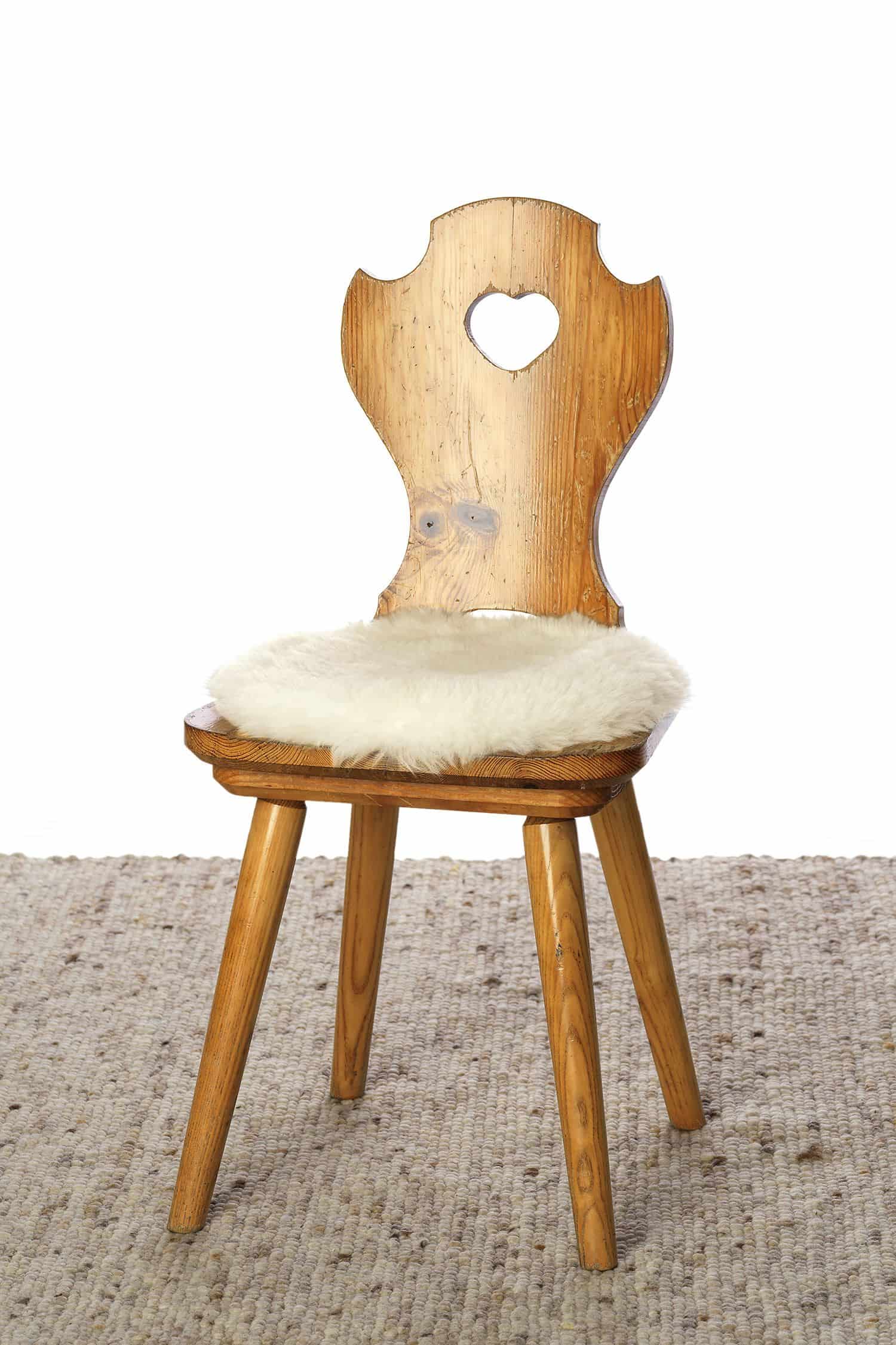 runde Stuhlauflage aus weißem pflanzlich gegerbtem Schaffell vom Finkhof auf Holzstuhl