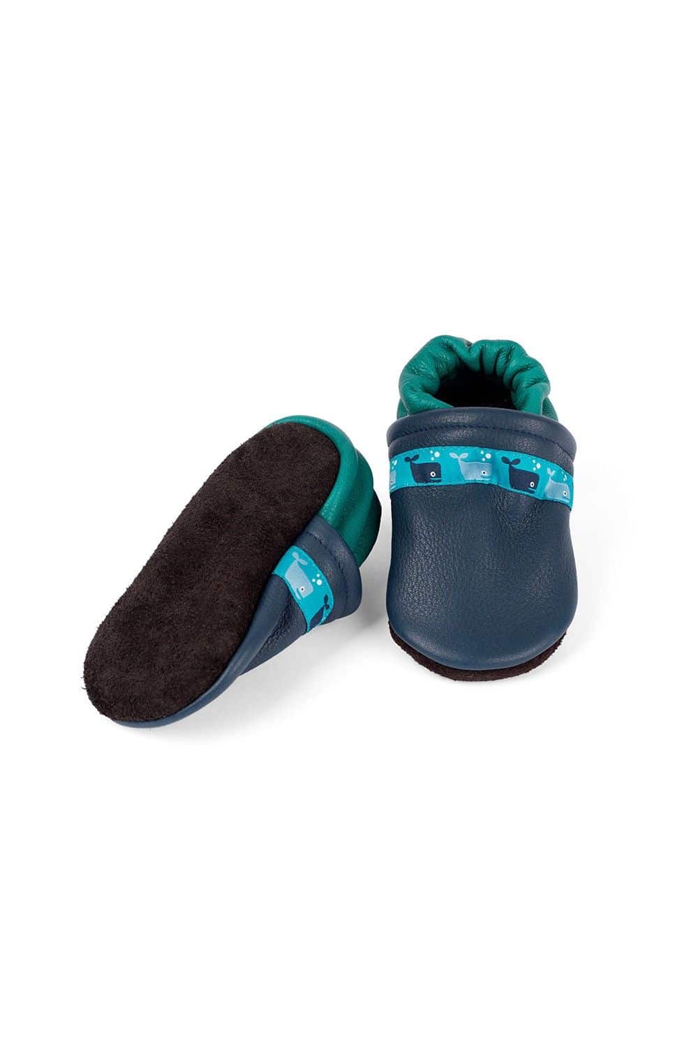 blau türkise Lederpatschen aus Rindsleder vom Finkhof, Freisteller von vorne und der Sohle