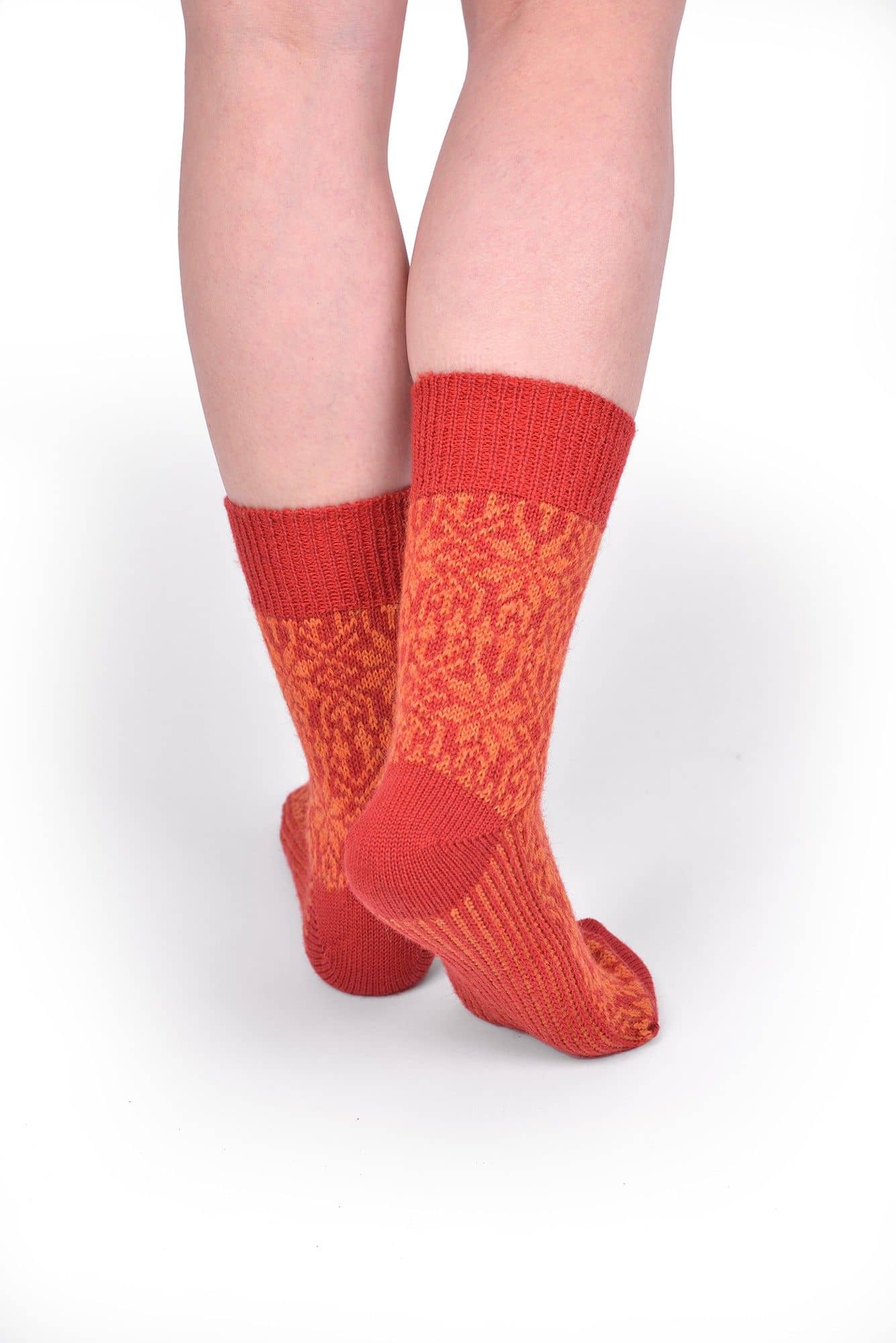 rot orange Norwegersocken aus bio Wolle (kbT) und Seide, getragen von hinten