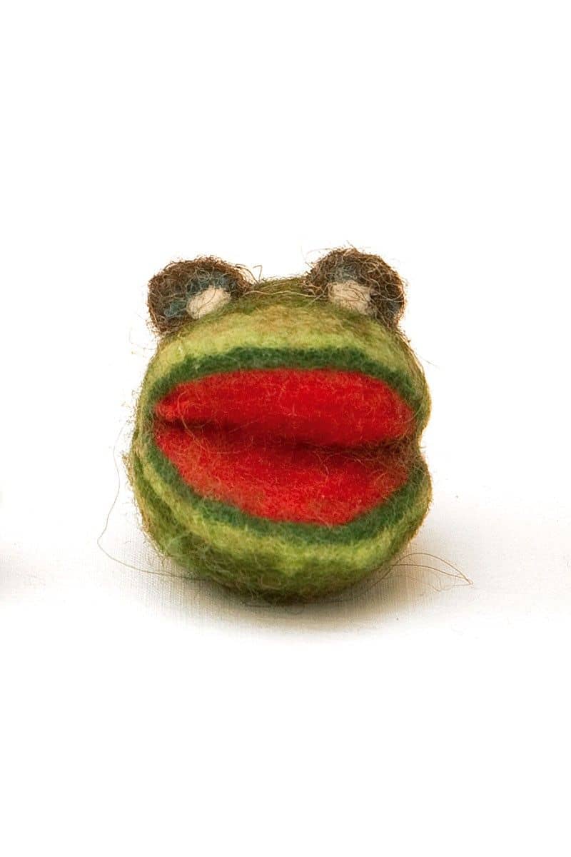 Filzfrosch mit offenem Mund als Beispiel für blau grüne Finkhof Märchenwolle aus bio Wolle (kbT)