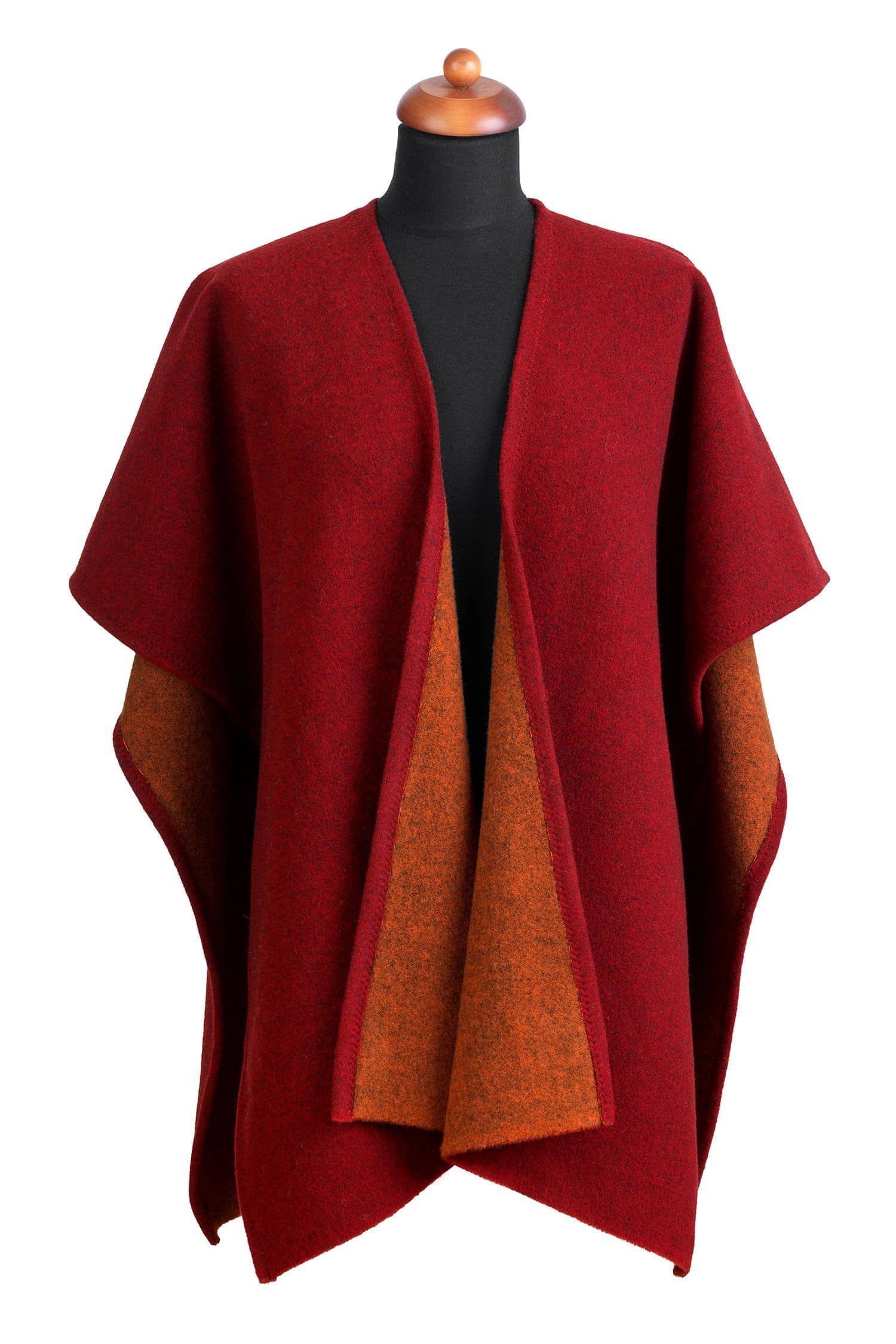 roter Poncho hängt auf Schneiderpuppe