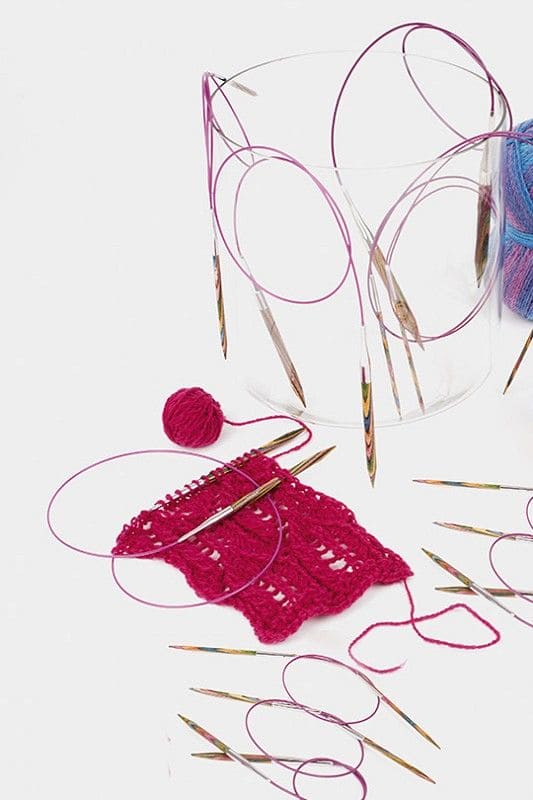 Rundstricknadeln bunt 80 cm bunte Rundstricknadeln in verschiedenen Größen auf Bild verteilt mit pinkem Strickstück im Vordergrund