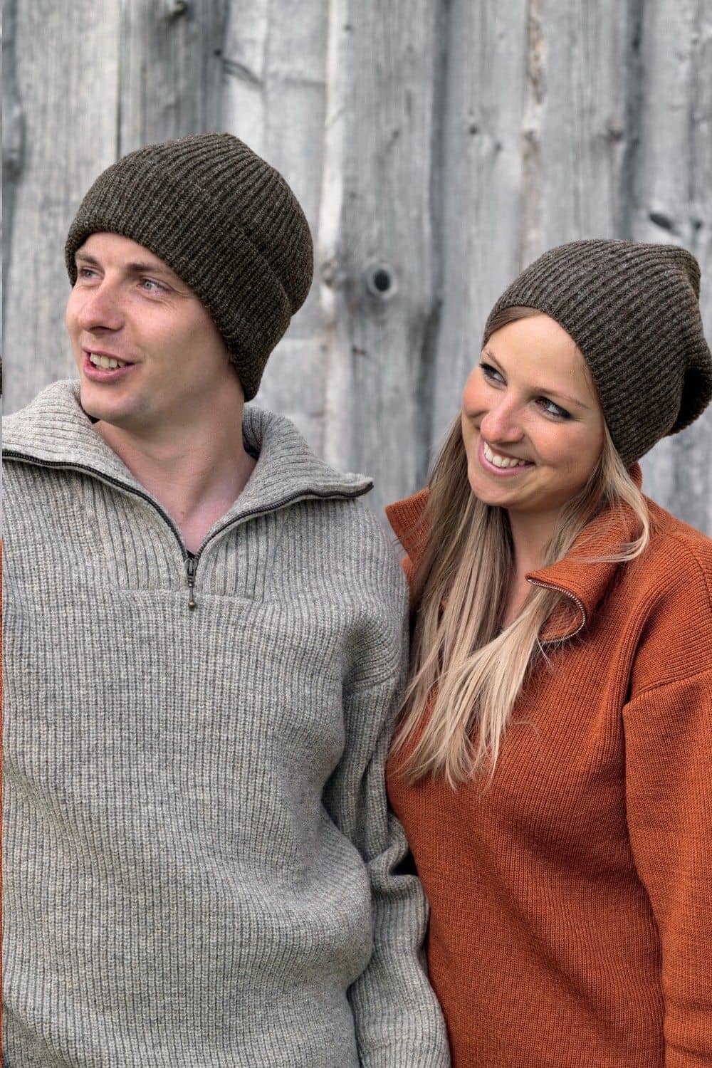 Finkhof-Mütze braun Frau und Mann tragen Troyer und braune Finkhof Wollmütze aus bio Wolle (kbT)