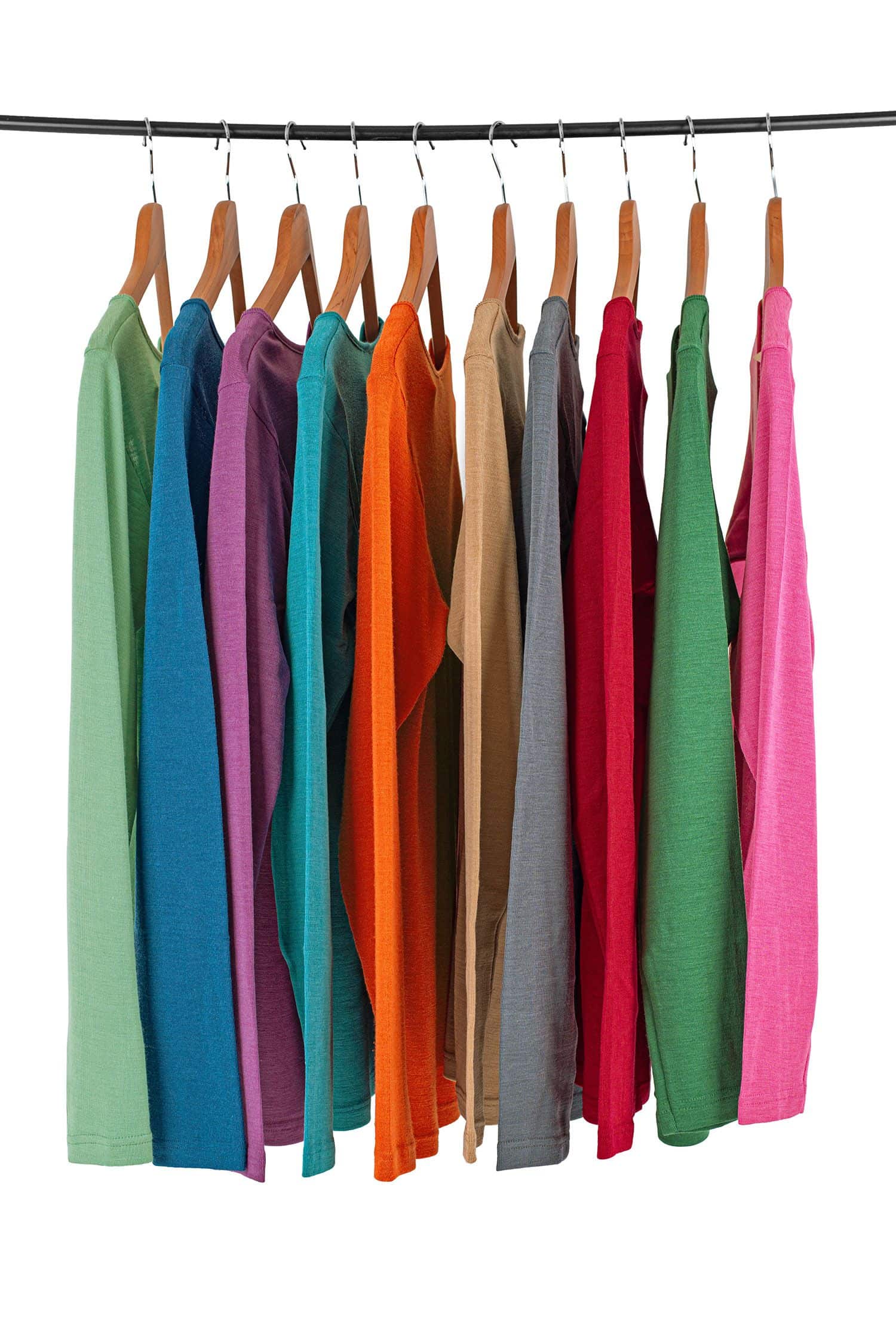 Langarmshirt einfarbig Wolle Seide Langarmshirts unifarben aus bio Wolle (kbT) und Seide hängen auf Kleiderbügeln an Kleiderstange