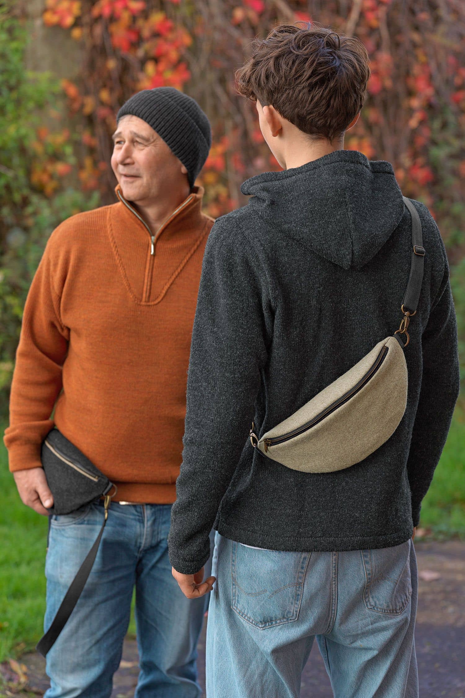Männer tragen Pullis und Hüft- und Schultertaschen aus Loden (Webstoff aus Schurwolle) vom Finkhof