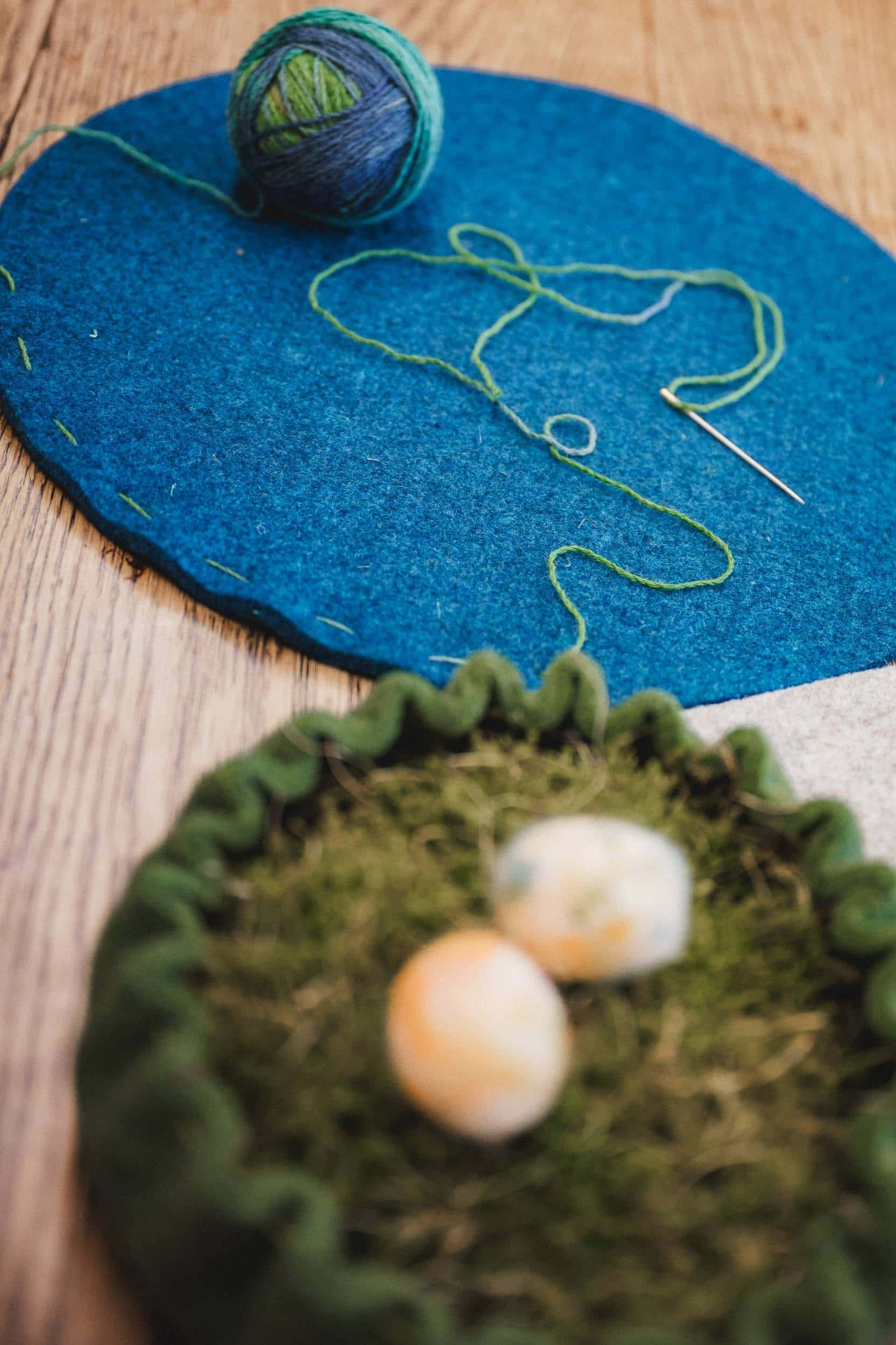 Aus rundem Finkhof-Nadelfilz wird ein Osternest