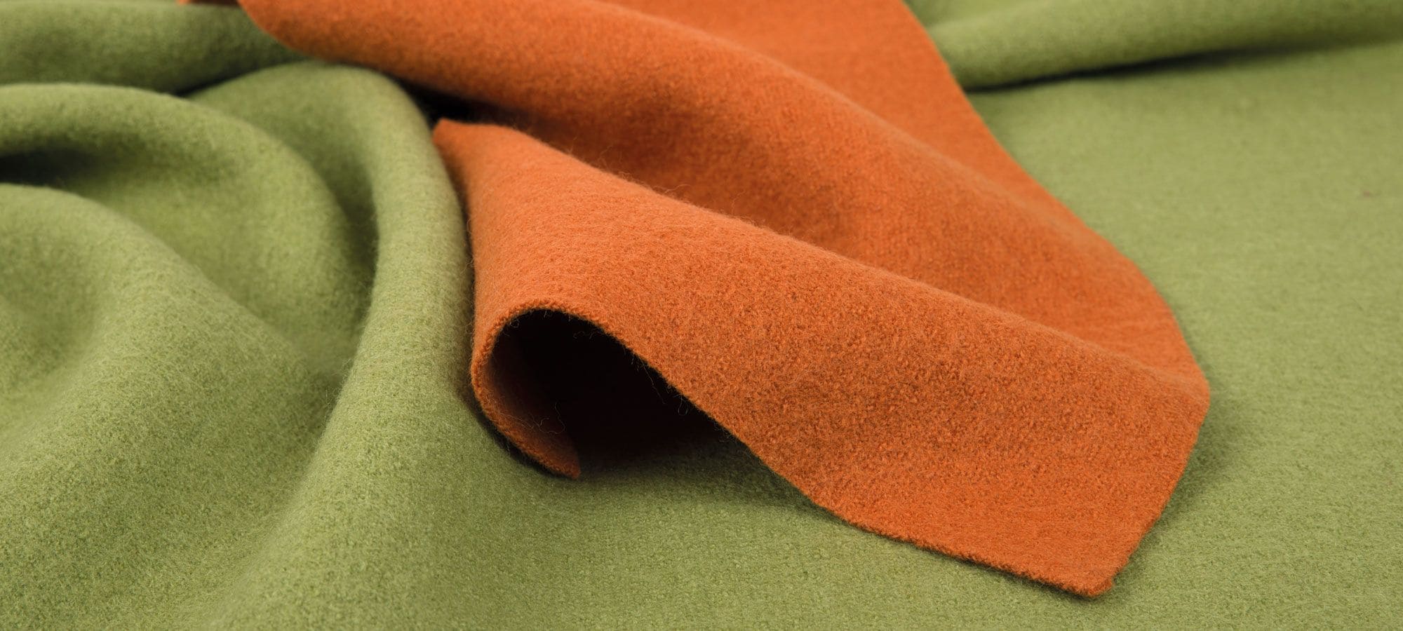 Schnittanleitung Volantschal oranger und grüner Stoff