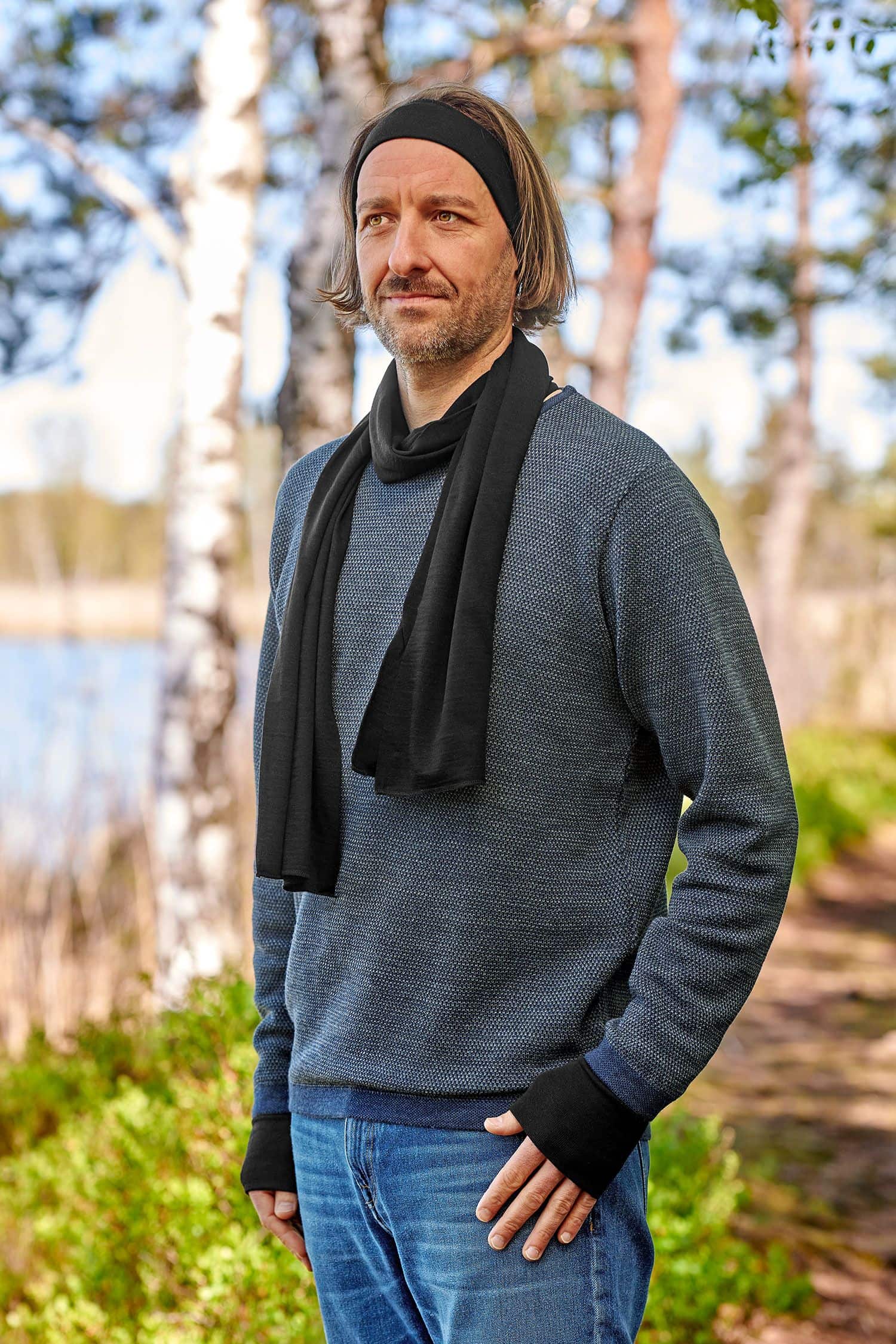 Mann mit grauem Pulli trägt ein schwarzes Stirnband aus bio Wolle (kbT) und Seide mit passendem Schal