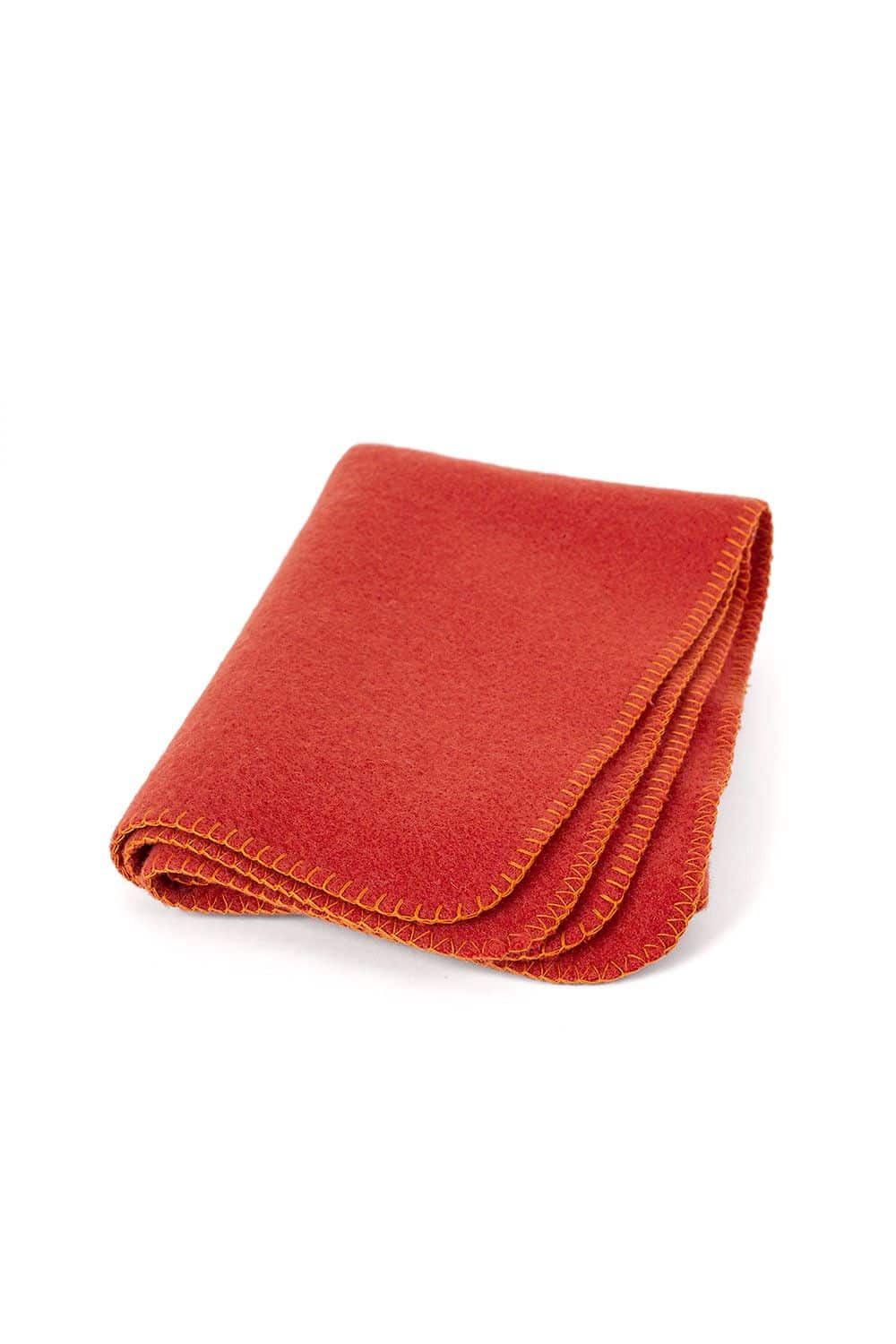 zusammengelegte rostrote Wolldecke mit oranger Kante aus bio Wolle (kbT) vom Finkhof für Kinder, Freisteller