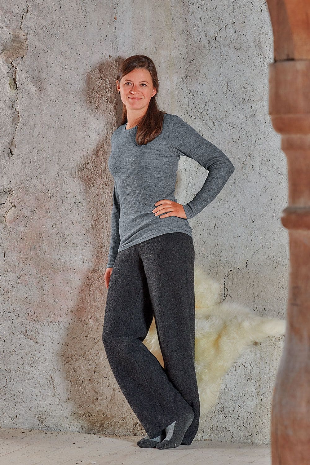 graues Langarmshirt aus bio Baumwolle (kbA), bio Wolle (kbT) und Seide getragen mit grauer Stoffhose, unisex