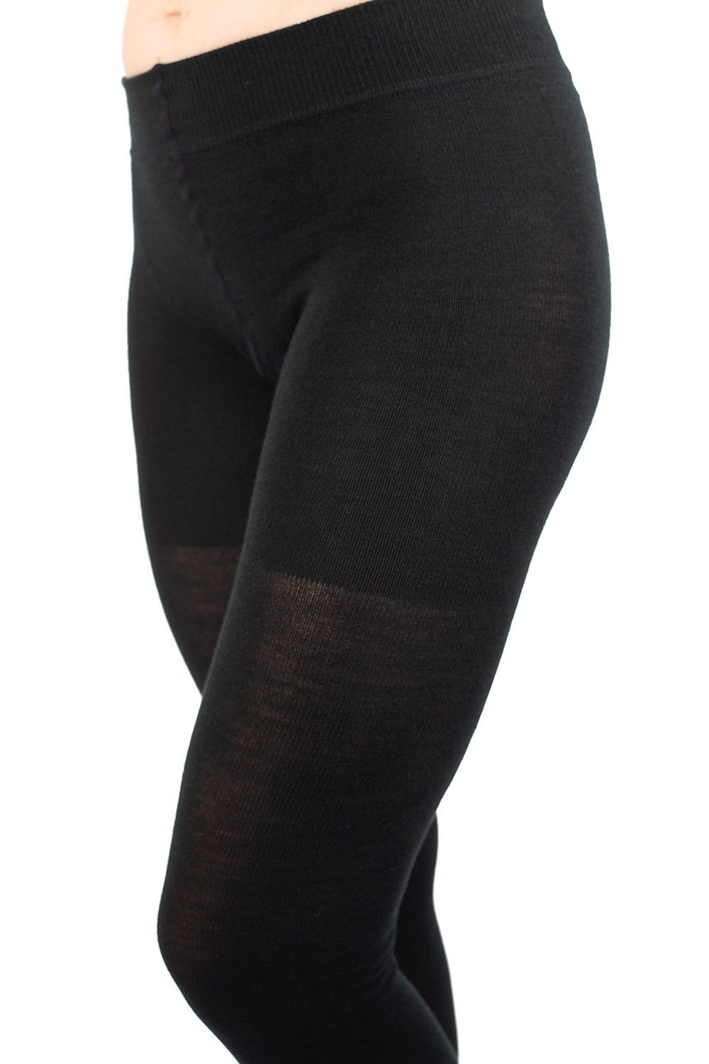 warme schwarze Leggings aus bio Wolle (kbT), bio Baumwolle (kbA) und Elasthan vom Finkhof, getragen