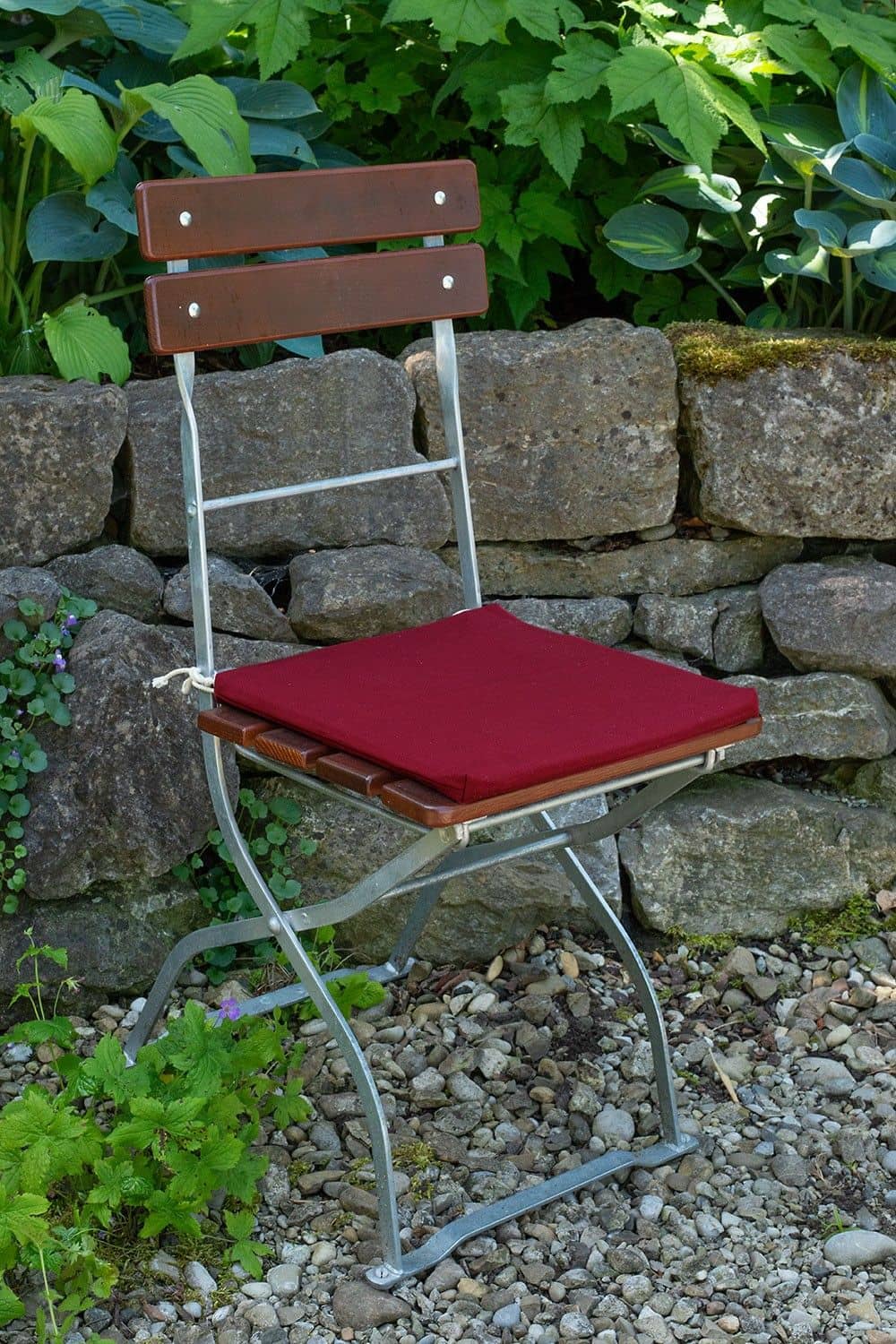 brauner Gartenstuhl mit rotem Stuhlpolsterbezug aus bio Baumwolle (kbA) vom Finkhof