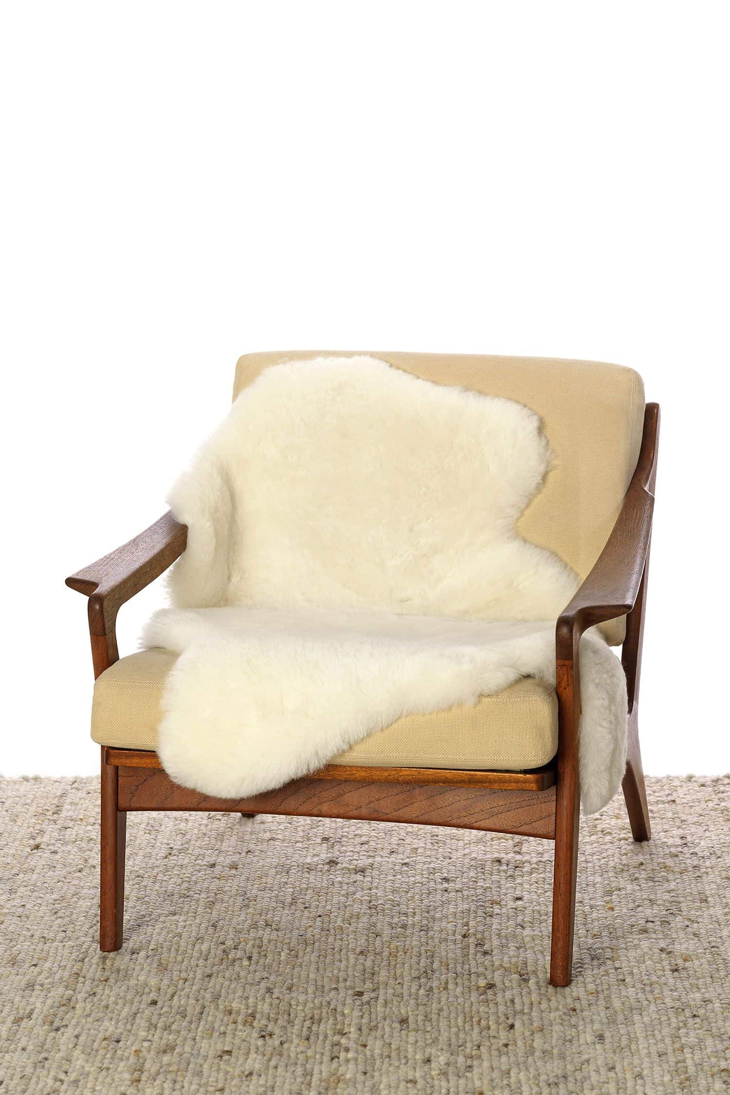 weißes pflanzlich gegerbtes Schaffell vom Finkhof auf Sessel