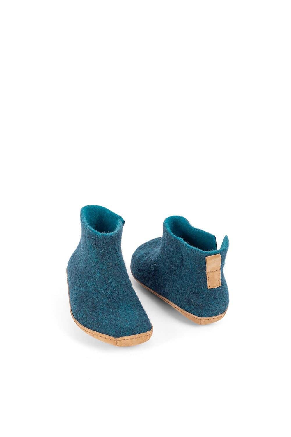 türkise Filzstiefel mit einer Sohle aus Rindsleder, Kork und Wolle, Freisteller von hinten und vorne