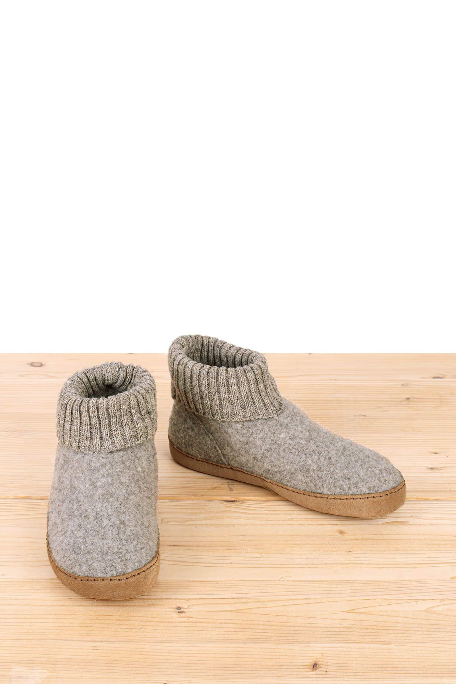 hellgraue Finkhof Hüttenschuhe aus pflanzlich gegerbtem Leder und bio Wolle (kbT) auf Holzboden von vorne zu sehen