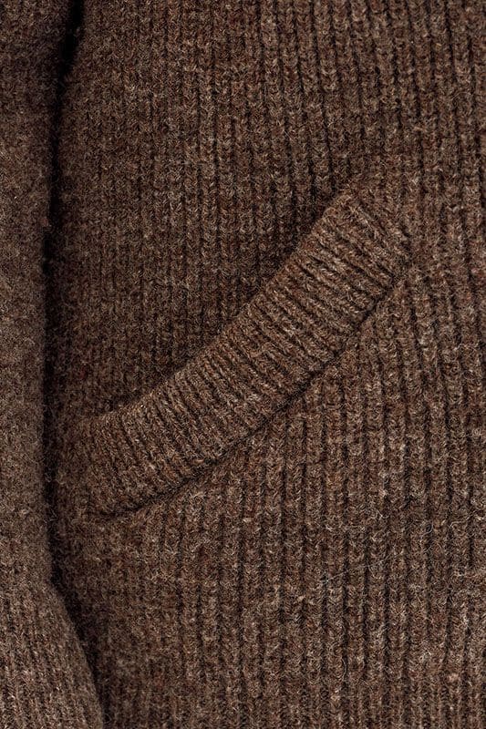 Detailaufnahme der Tasche der braunen Finkhof Jacke aus bio Wolle (kbT)