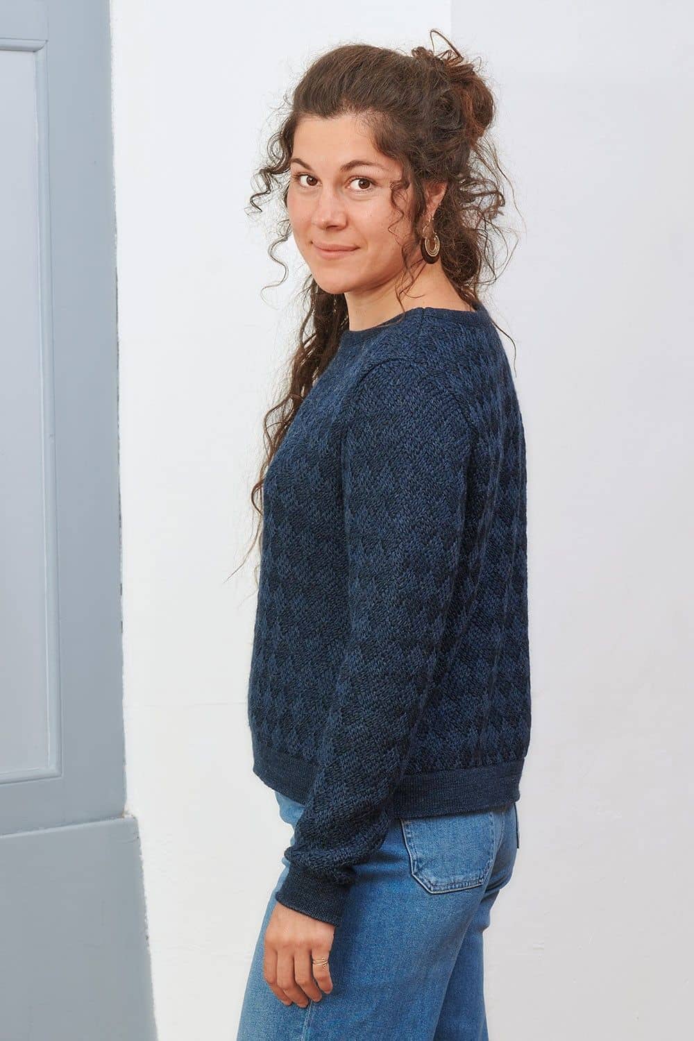 Frau trägt Pulli in nachtblau aus bio Wolle (kbT)