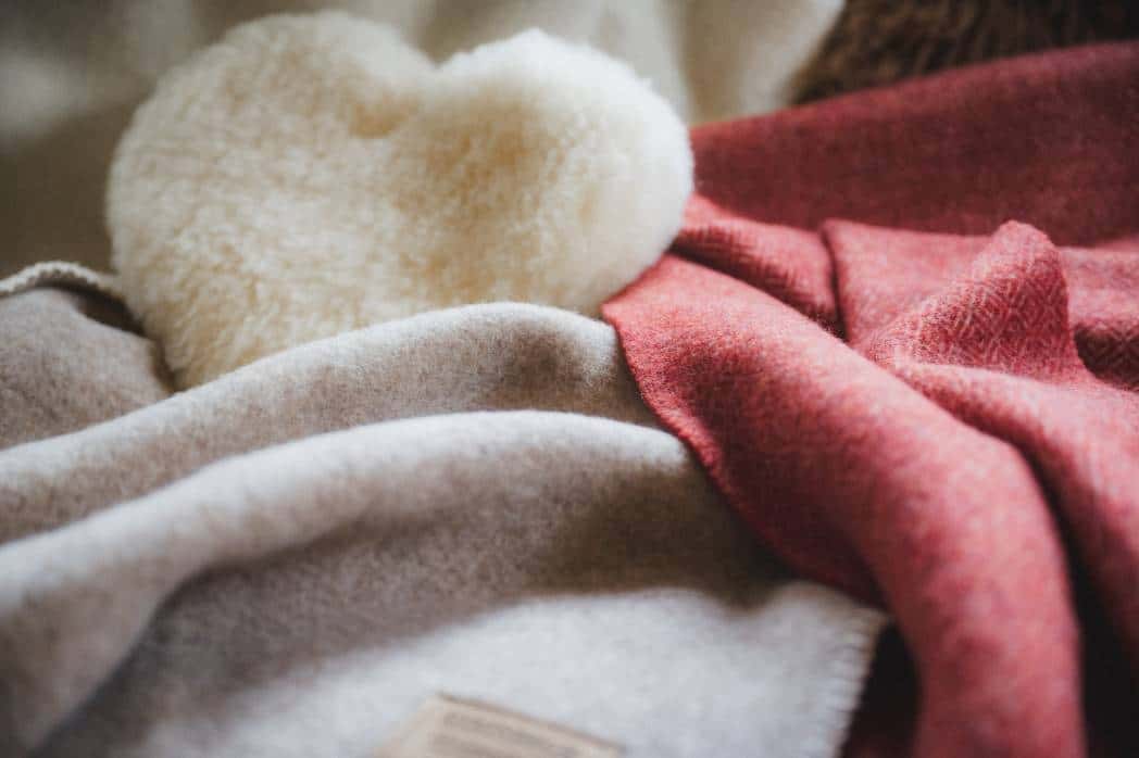 Wolldecken und Fellkissen in Herzform vom Finkhof