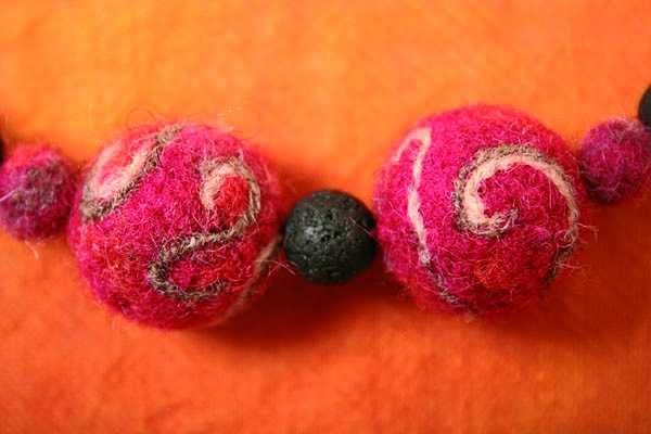 Kette aus pinken Filzkugeln