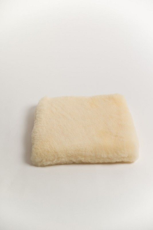 quadratisches Wohlfühlkissen aus relugan gegerbtem Finkhof Fell, Freisteller