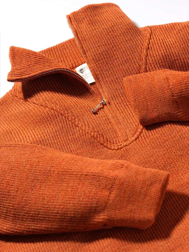 Kragen und Ärmelbündchen des orangen Troyer aus bio Wolle (kbT) vom Finkhof