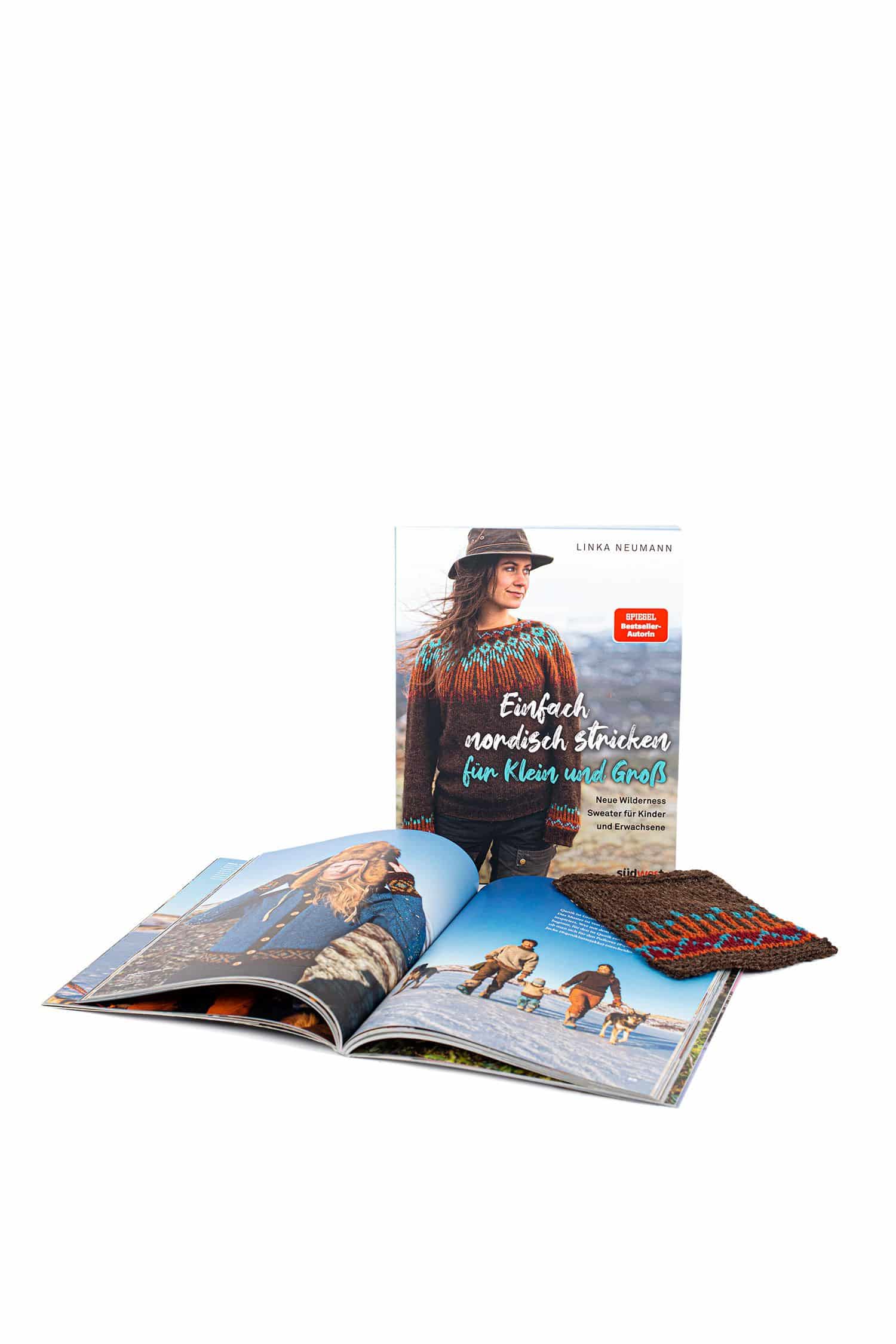 Einfach nordisch stricken für Klein und Groß Buch ,,Einfach nordisch stricken" mit aufgeschlagenem Exemplar und gemustertem Strickstück davor
