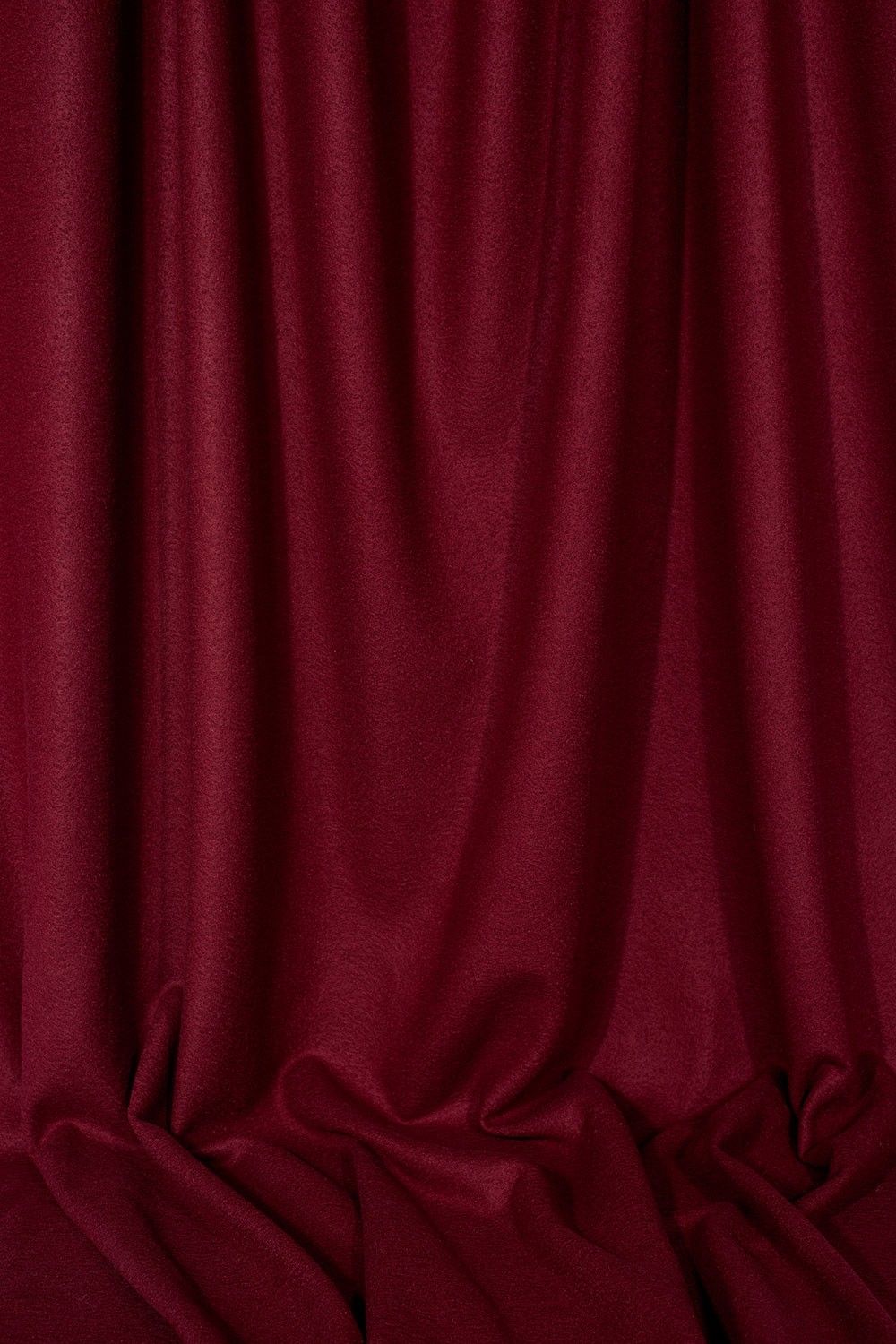 hängende Stoffbahn von weinrotem Feinstrick aus bio Wolle (kbT)